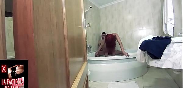  Parejita relajándose y follando en el jacuzzi. Peliroja hace garganta profunda